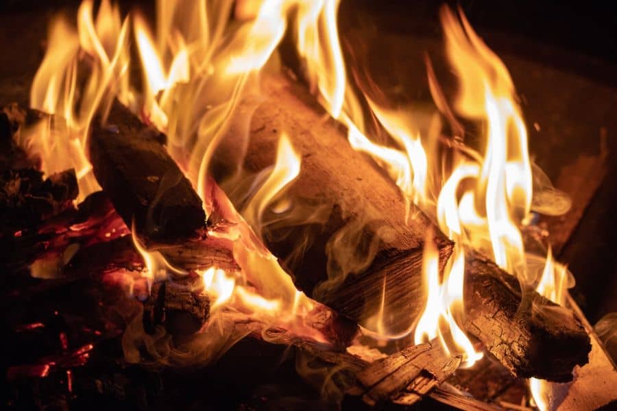 Suché palivové dřevo dobře hoří a zajistí vám dlouhotrvající oheň.