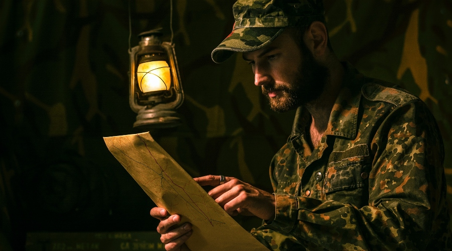 Vojak čte a svítí lampou