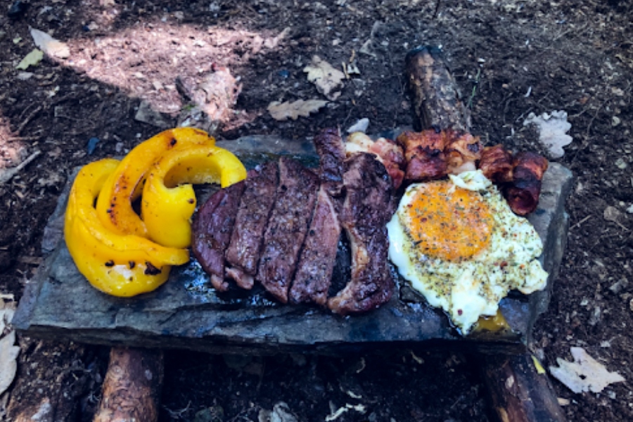 Outdoorové varenie - steak na kameni