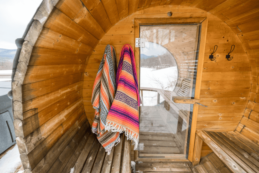 Sauna in winter. Source: https://www.pexels.com/cs-cz/foto/dreveny-vchod-fasada-prazdny-11319254/