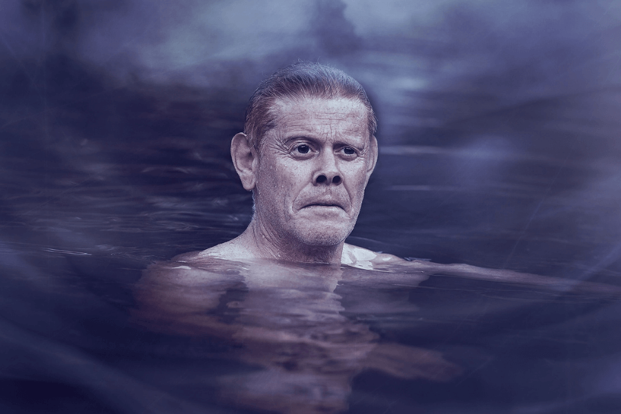 muž ve vodě