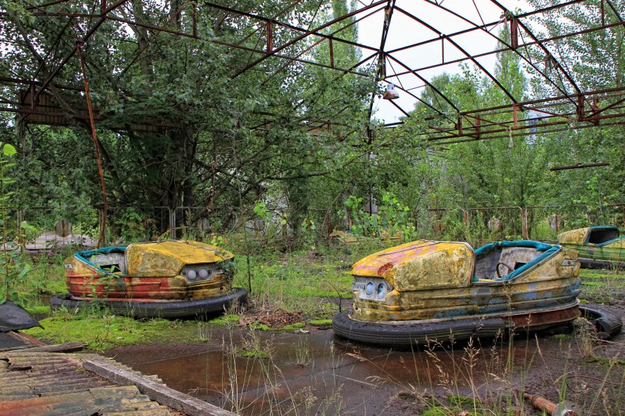 Pozůstalé trosky zábavného parku v Černobylu