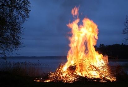 Jak zapálit oheň s mokrým dřevem?