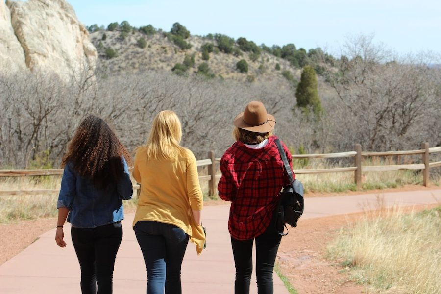 Tři ženy na procházce v přírodě