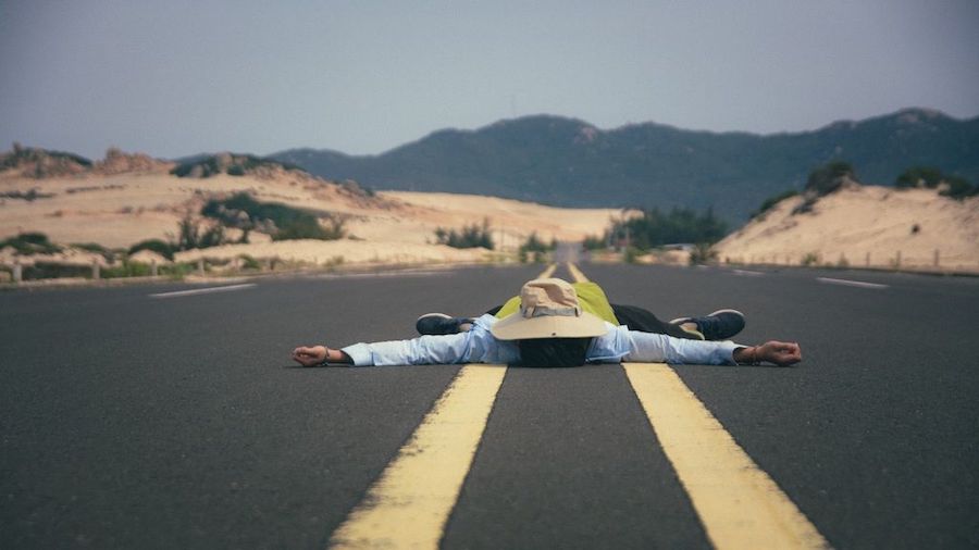 Muž ležící uprostřed silnice
